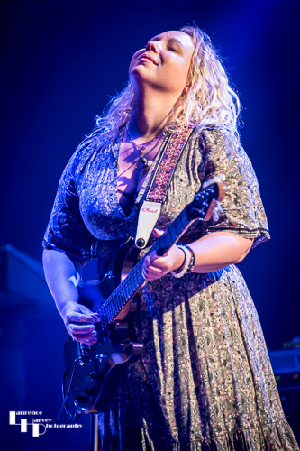 Chantel McGregor on vocals & guitar
