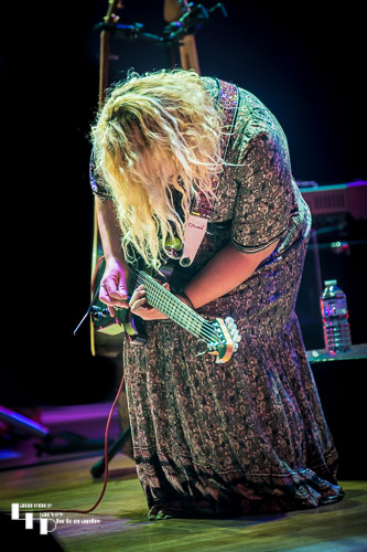 Chantel McGregor on vocals & guitar