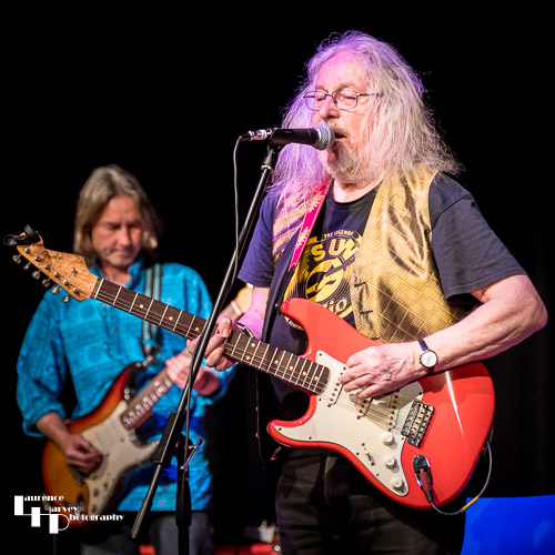 Dave Thomas on vocals & guitar