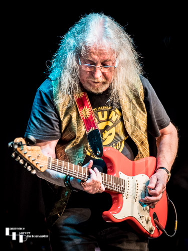 Dave Thomas on vocals & guitar