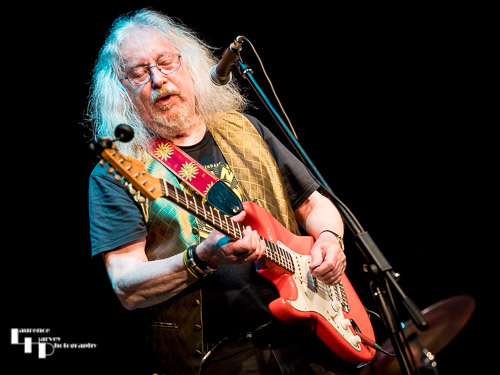 Dave Thomas on vocals & guitar