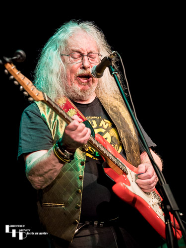 Dave Thomas on vocals & guitar