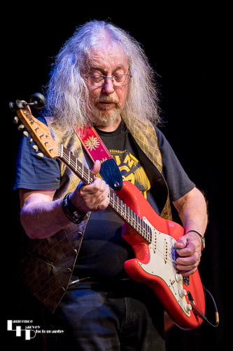 Dave Thomas on vocals & guitar