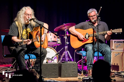 Dave Thomas & Hugh Gregory on vocals & acoustic guitar
