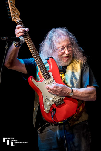 Dave Thomas on vocals & guitar