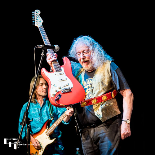 Dave Thomas on vocals & guitar