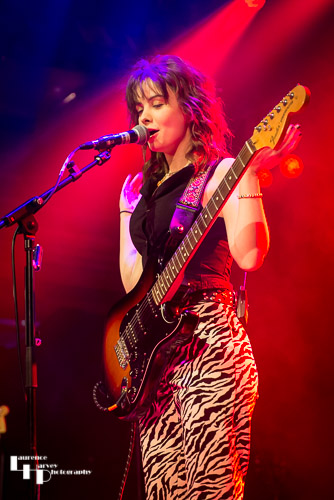 Mollie McGinn on vocals & guitar