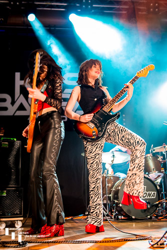 Orlaith Forsythe on vocals & bass, Mollie McGinn on vocals & guitar