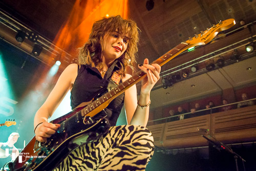 Mollie McGinn on vocals & guitar