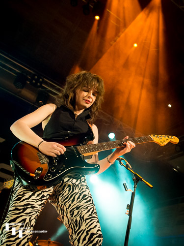 Mollie McGinn on vocals & guitar