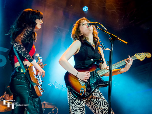 Orlaith Forsythe on vocals & bass, Mollie McGinn on vocals & guitar