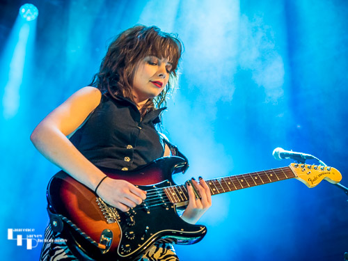 Mollie McGinn on vocals & guitar