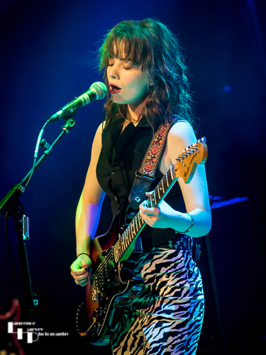 Mollie McGinn on vocals & guitar