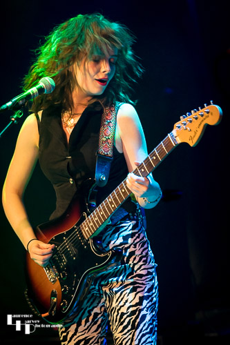 Mollie McGinn on vocals & guitar