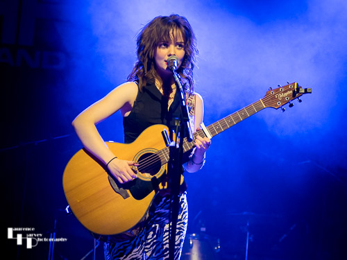 Mollie McGinn on vocals & guitar