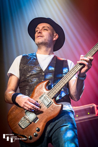 Rob Scholes on bass