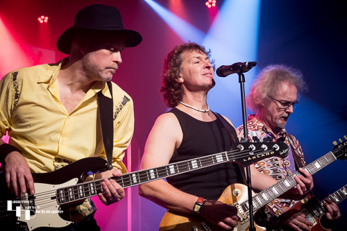 Ian Cook on vocals & guitar, Rob Scholes on bass