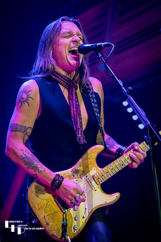 Søren Andersen on guitar & vocals