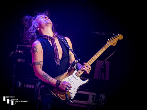 Søren Andersen on guitar