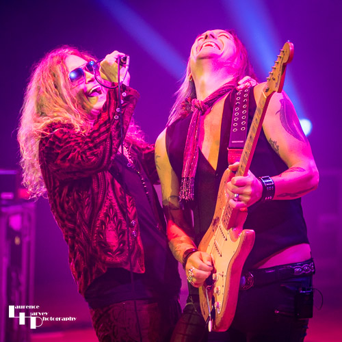 Glenn Hughes on vocals & bass, Søren Andersen on guitar