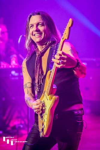 Søren Andersen on guitar