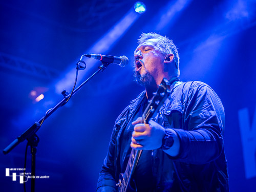 Stevie Nimmo on guitar & vocals