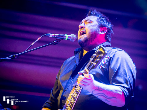 Alan Nimmo on guitar & vocals