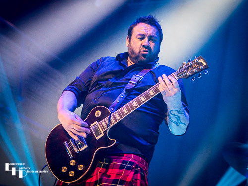 Alan Nimmo on guitar & vocals