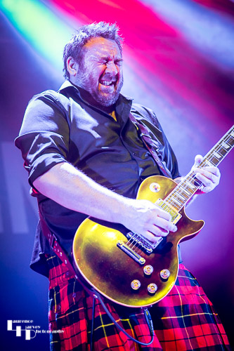Alan Nimmo on guitar & vocals