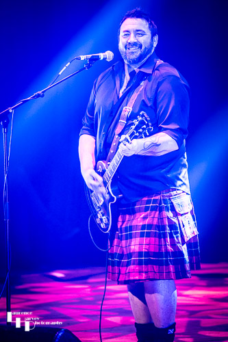 Alan Nimmo on guitar & vocals