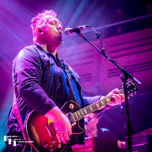 Stevie Nimmo on guitar & vocals