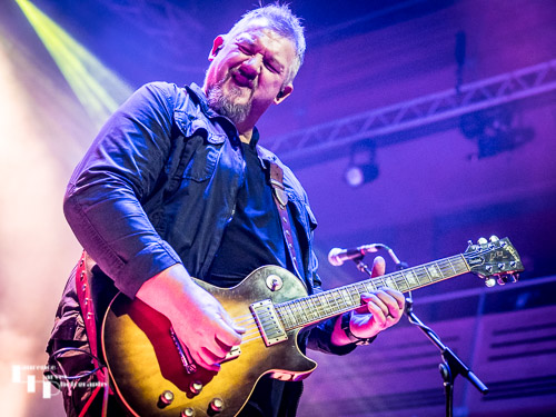 Stevie Nimmo on guitar