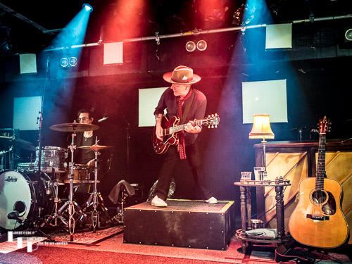Kiefer Sutherland on vocals & guitar