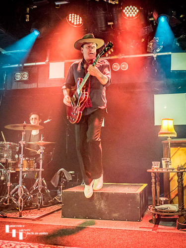 Kiefer Sutherland on vocals & guitar