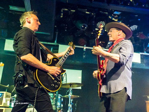 Kiefer Sutherland & Ash Wilson on guitar