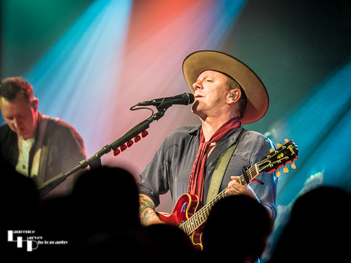 Kiefer Sutherland on vocals & guitar