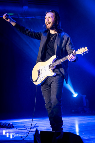 Laurence Jones on guitar & vocals