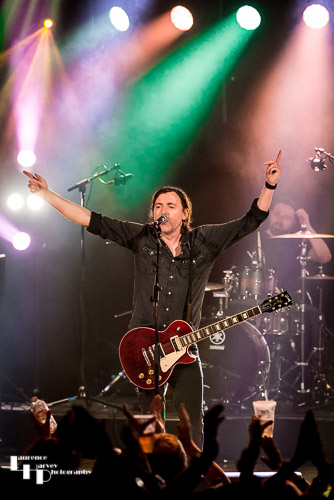 Scarlet Rebels - Wayne Doyle on vocals & guitar