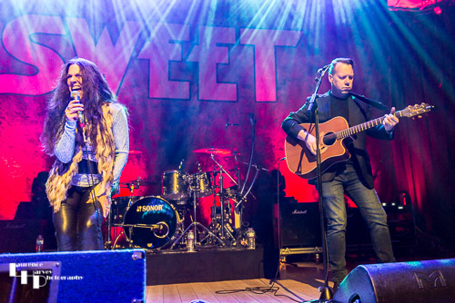 Sari Schorr on vocals, Jim Kirkpatrick on acoustic guitar