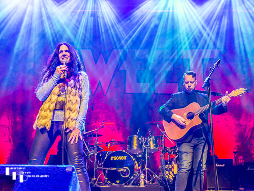 Sari Schorr on vocals, Jim Kirkpatrick on acoustic guitar