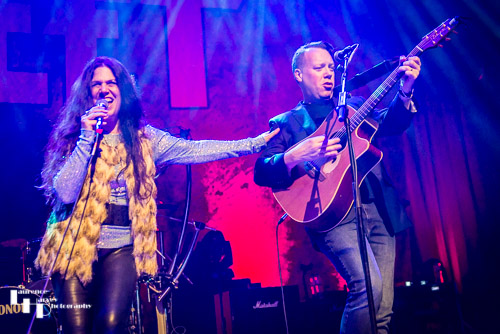 Sari Schorr on vocals, Jim Kirkpatrick on acoustic guitar