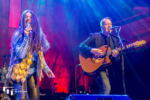 Sari Schorr on vocals, Jim Kirkpatrick on acoustic guitar