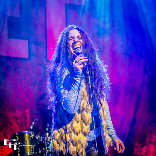Sari Schorr on vocals