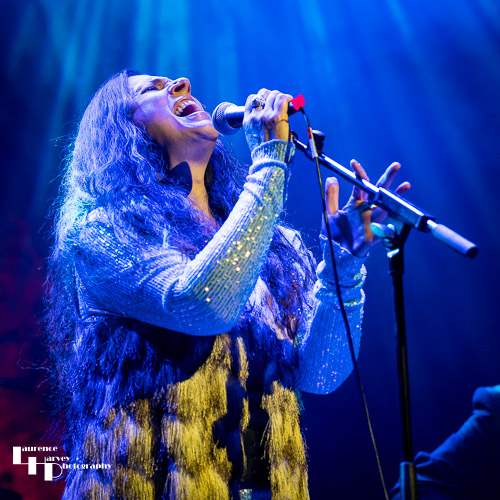 Sari Schorr on vocals