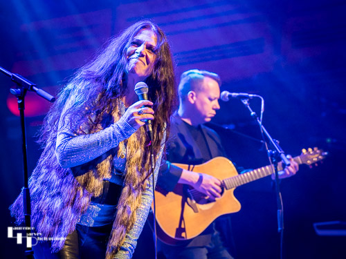 Sari Schorr on vocals