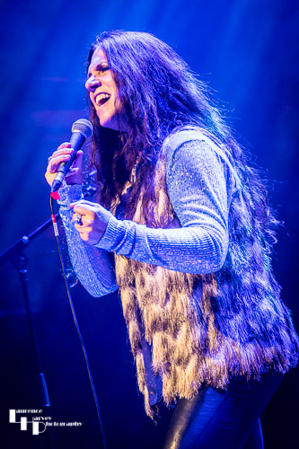 Sari Schorr on vocals