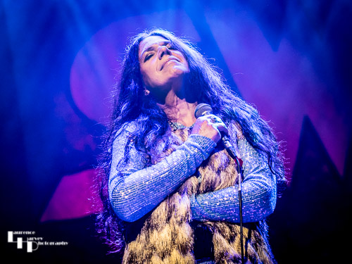 Sari Schorr on vocals