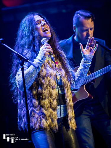 Sari Schorr on vocals