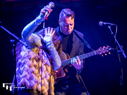 Sari Schorr on vocals, Jim Kirkpatrick on acoustic guitar