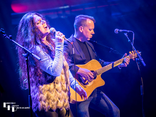 Sari Schorr on vocals, Jim Kirkpatrick on acoustic guitar